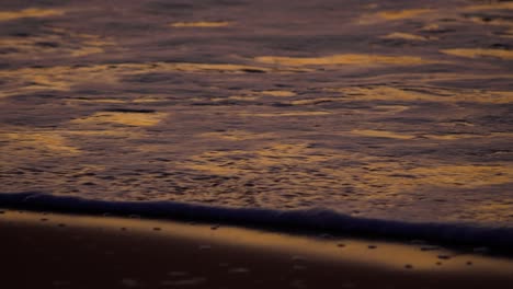 Sonnenuntergang-Sand-Reflexionen-Goldene-Stunde-Lebendige-Farben-Am-Strand-In-Zeitlupe-Mittlere-Aufnahme