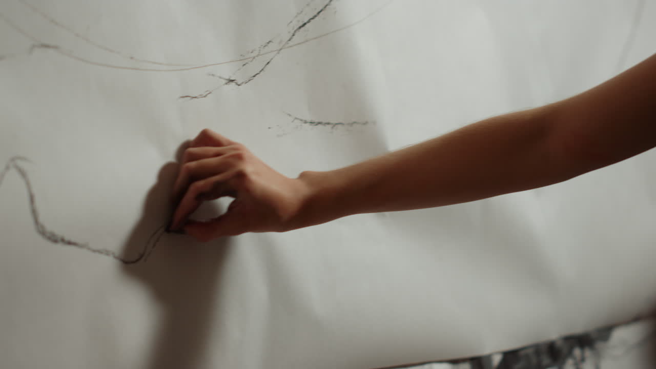 ⁇ 색 배경에 그림을 그리는 알려지지 않은 화가. 예술 스튜디오에서 라인을 만드는 여성.