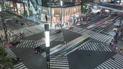 Belebte-Verkehrskreuzung-Vor-Dem-Tokioter-Ginza-Einkaufszentrum-Am-Abend-–-Zeitrafferaufnahme