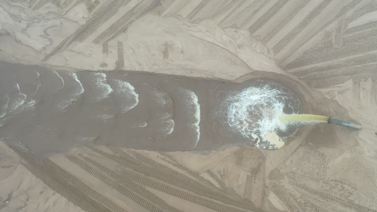 모래 채굴 및 파이프 라인 운영의 공중 사진