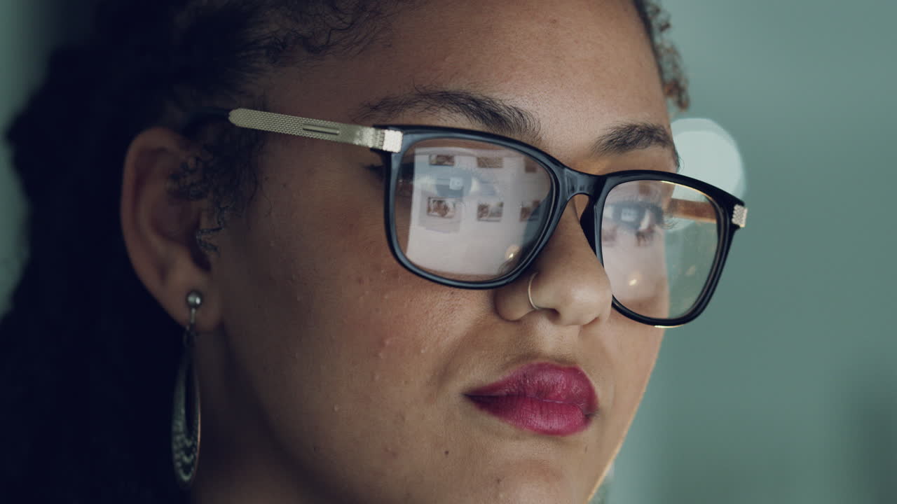 un joven diseñador trabajando tarde en una computadora