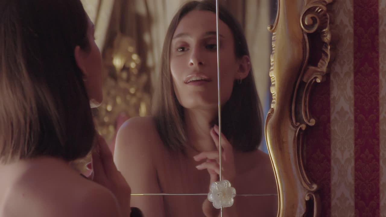 mujer joven aplicando maquillaje por la noche