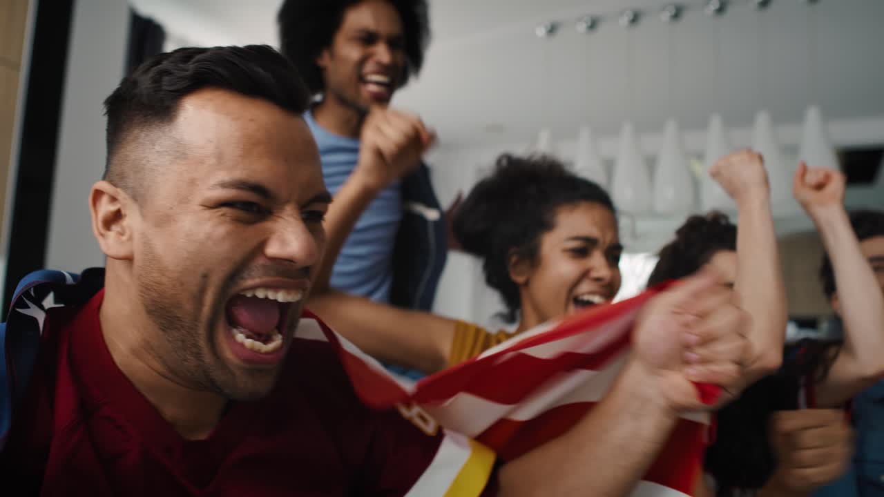 una joven mujer de negocios sonriente usa una mesa digital en una toma de estudio