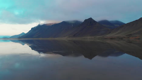 Berg-Vestrahorn,-Höfn,-Traumhafte-Spiegelung-Im-Eisigen-Isländischen-Ozean-Stokksnes,-Luftbild