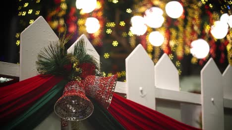 adorno de navidad en la valla con luces de colores.