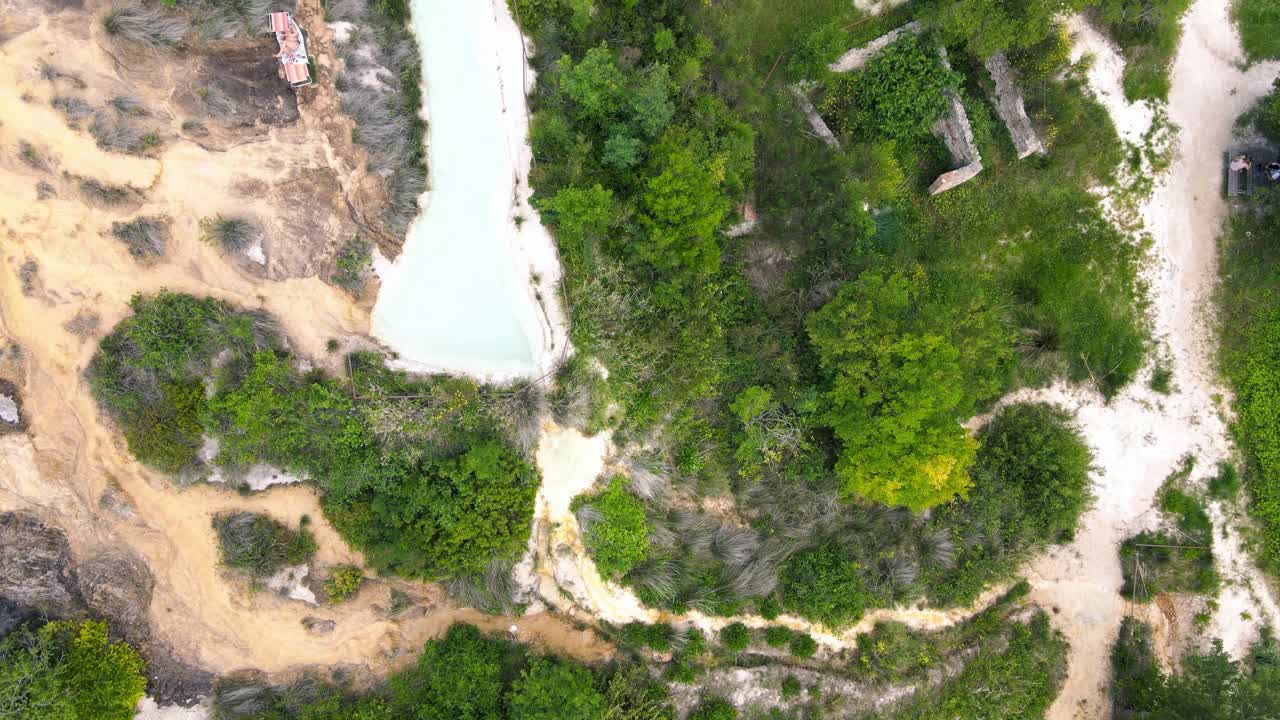 concreciones sulfurosas en el parque de los molinos en bagno vignoni