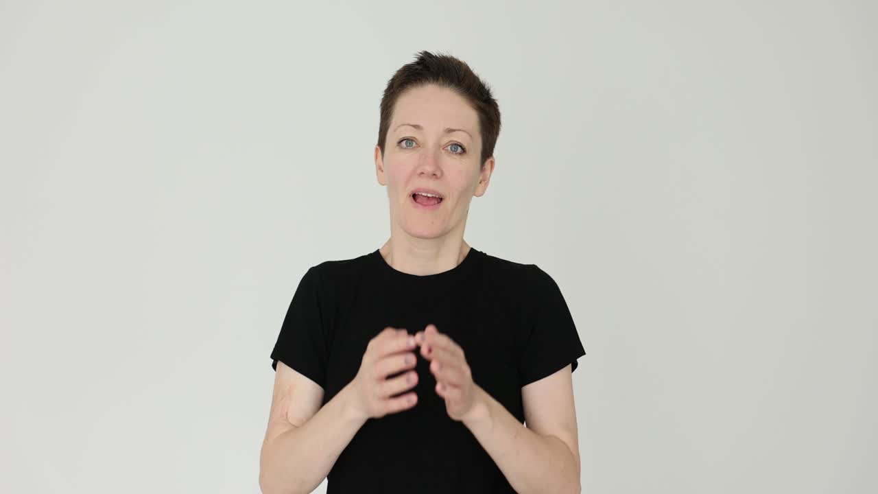 Donna scioccata con le mani che coprono la bocca