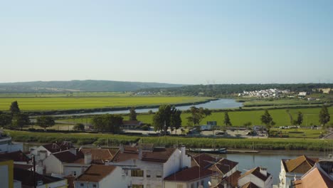 Campo-Verde-De-Portugal-Con-Cruce-De-Ríos-Y-Casas-En-Primer-Plano