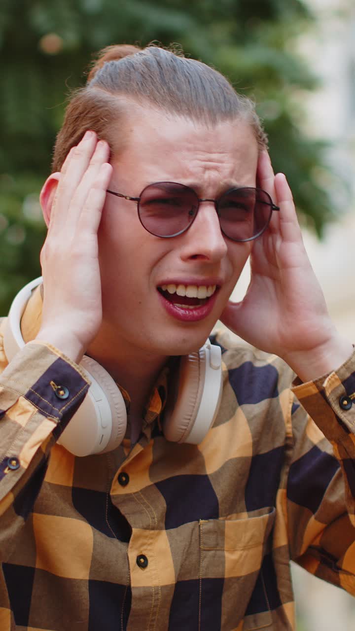 Uomo esausto maschio che si strofinano le tempie per curare il problema del mal di testa che soffre di tensione emicrania stress