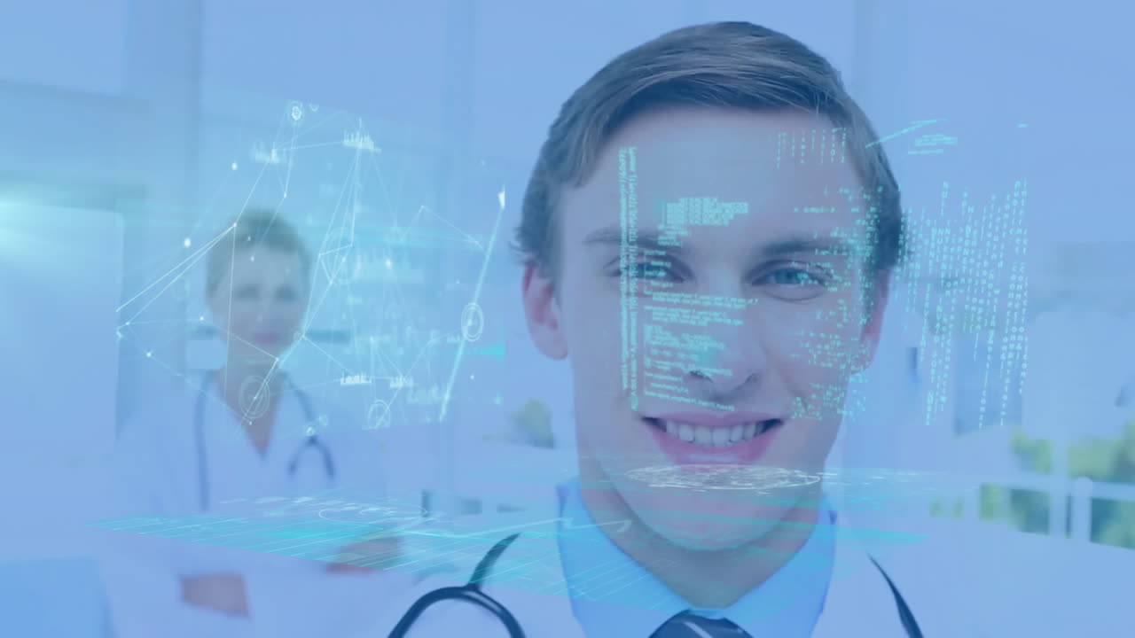 Nello studio medico, un medico sorridente con sovrapposizione di un'animazione di dati digitali.