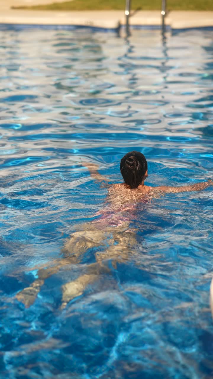 mujer nadando en una piscina