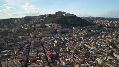 cinematográfico de establecimiento de drones filmado sobre nápoles, italia con el castillo de sant'elmo en el fondo