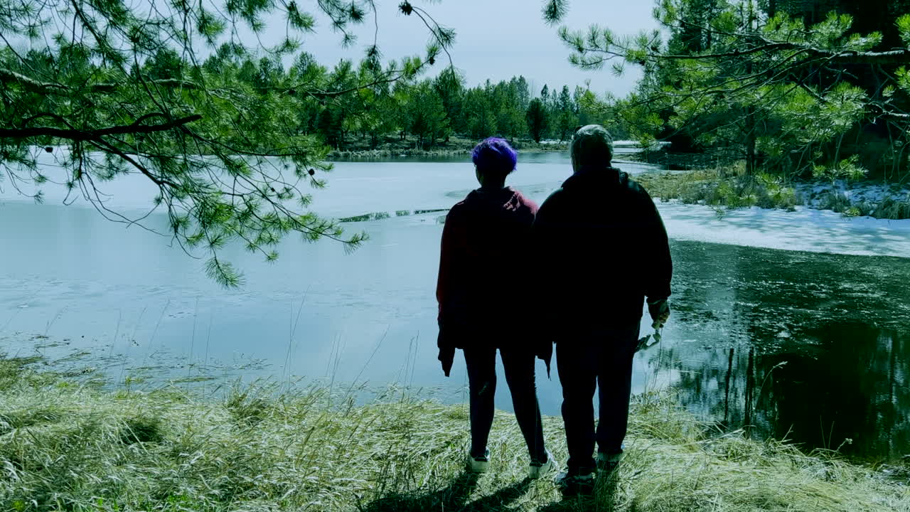 호숫가에 서 있는 할아버지와 손녀