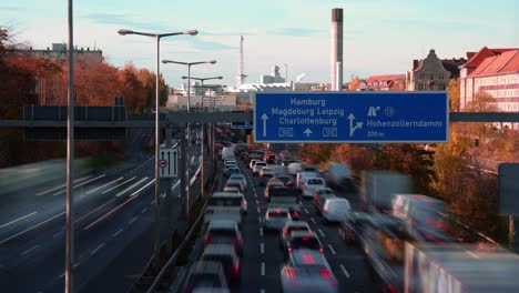 Lapso-De-Tiempo-Del-Tráfico-De-La-Autopista-En-Movimiento-Rápido-En-Hora-Punta-En-Berlín,-Mostrando-Los-Coches