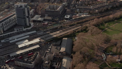 Toma-Aérea-De-La-Estación-De-Tren-De-Finsbury-Park-En-El-Norte-De-Londres