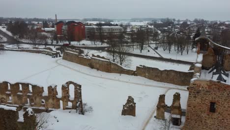 Ruinas-Del-Antiguo-Castillo-Medieval-De-Piedra-De-La-Orden-De-Livonia-Letonia-Aérea-Drone-Top-Shot-Desde-Arriba