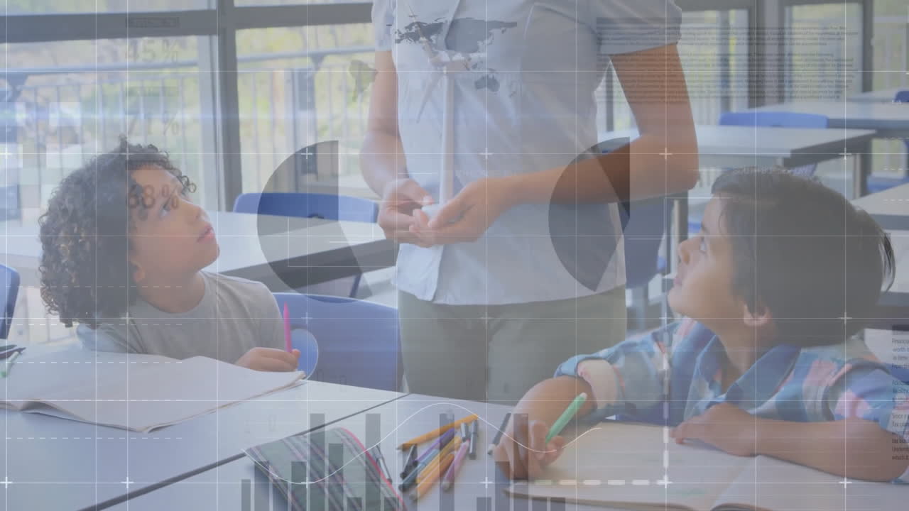 교실에서 학생들을 설명하는 다양한 여성 교사에 대한 인포그래픽 인터페이스의 애니메이션