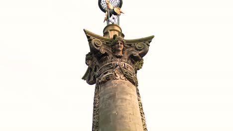 drone ascendente disparado luego mirando hacia abajo en el monumento en el castillo howard en un día de invierno nevado que muestra el monumento completo desde arriba al final