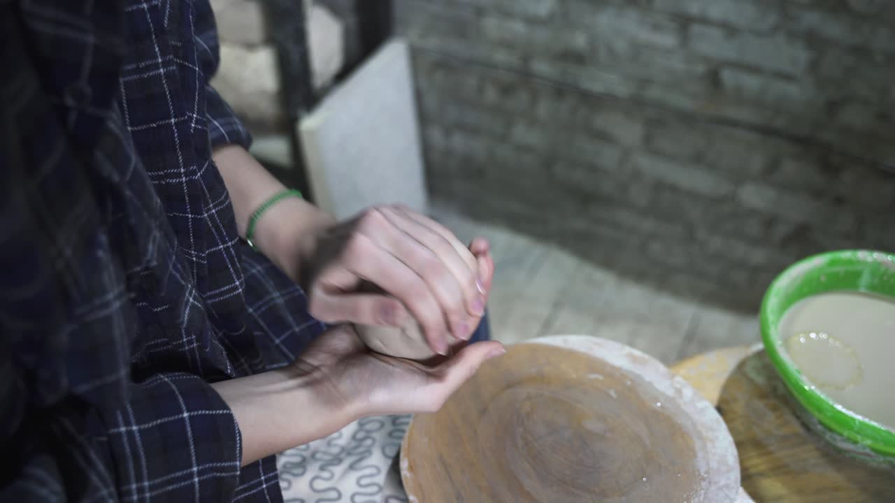 도자기 예술가 모양을 만드는 점토