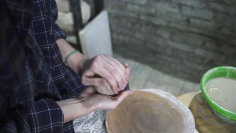artista de la cerámica que da forma a la arcilla