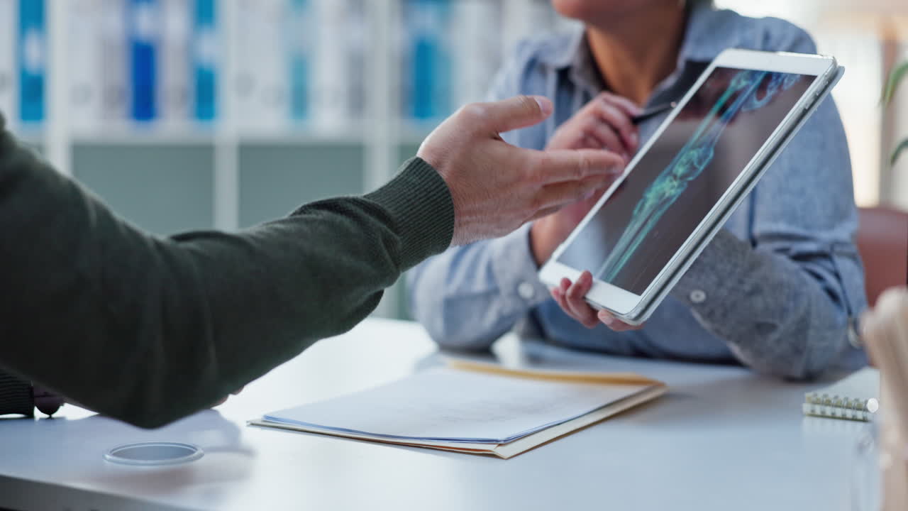 médico revisando las radiografías del brazo de un paciente