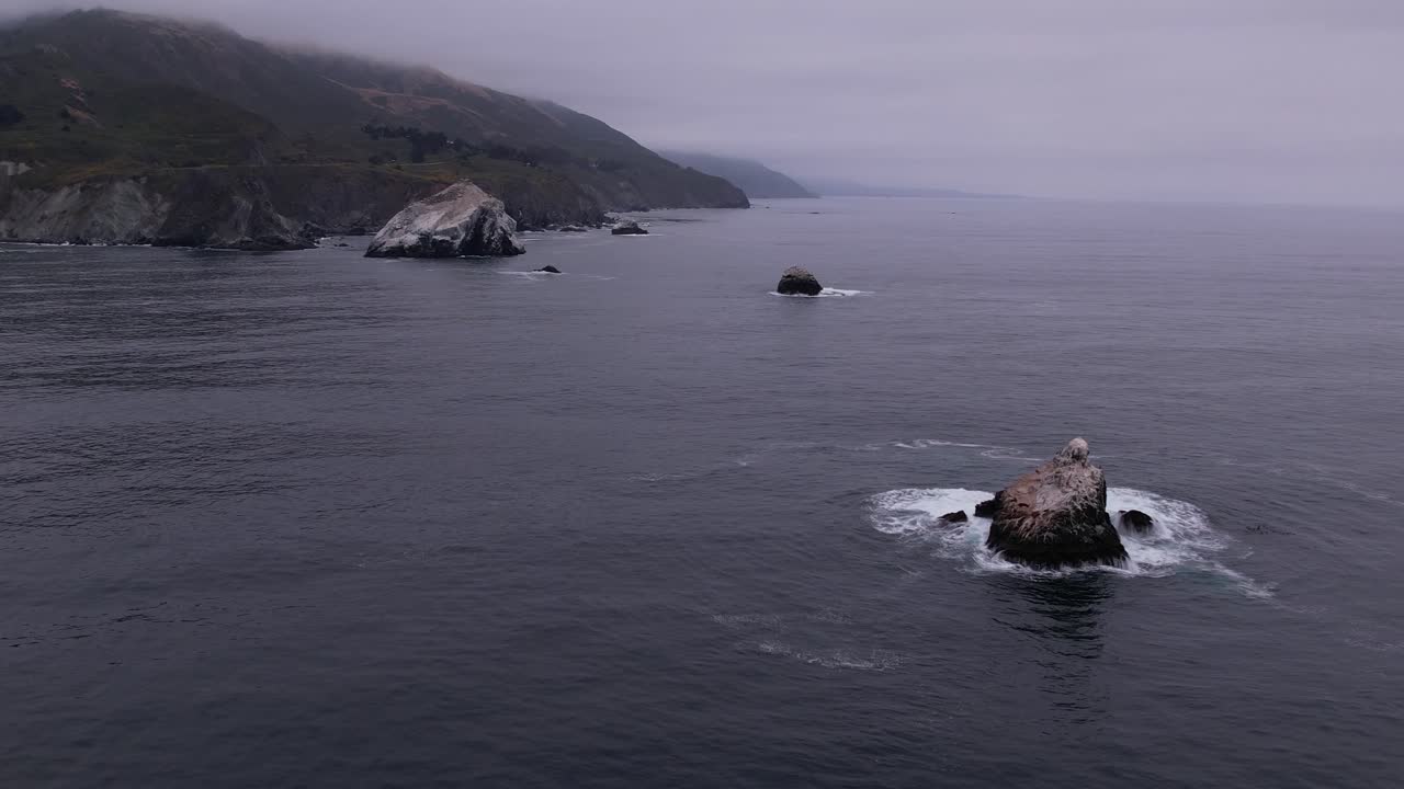 캘리포니아 빅 서르 해안에서 날아다니는 공중 촬영