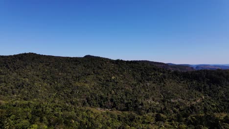 Blauer-Himmel-über-Den-Bewaldeten-Bergen-Im-Mcpherson-gebirge---Gondwana-regenwald---O&#39;reillys-Goldküstenhinterland-Regenwaldrückzugsort-In-Qld,-Australien