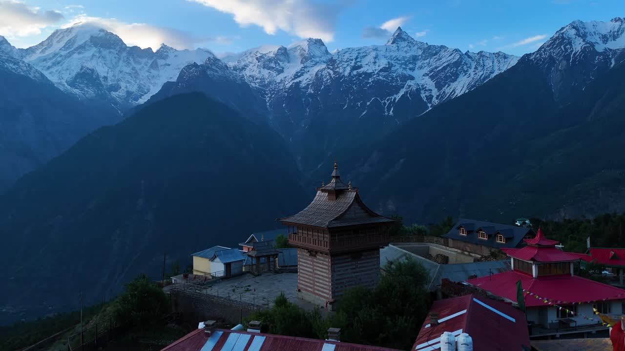 una toma aérea de un dron capturando los valles cubiertos de niebla de kalpa con kinner kailash en el fondo.