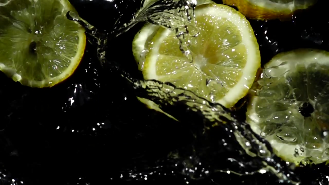 Caduta di spicchi di limone. Slow motion