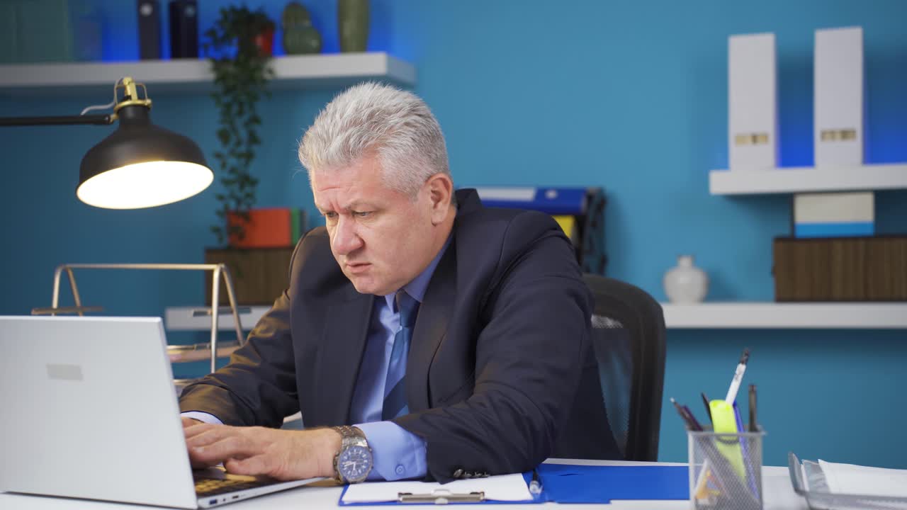 사업가는 노트북에서 자신의 실패를 슬프게 생각합니다.