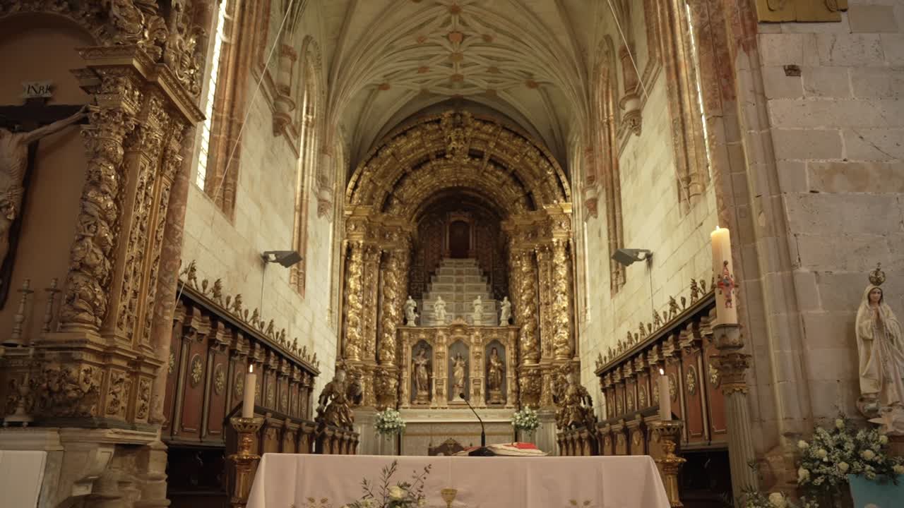 포르투갈 교회에서 금색 디테일과 꽃 장식으로 꾸며진 결혼 제단
