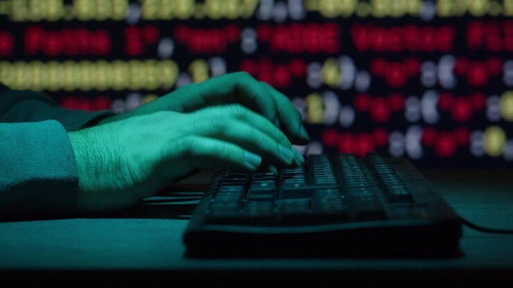 Persona che digita su una tastiera di notte