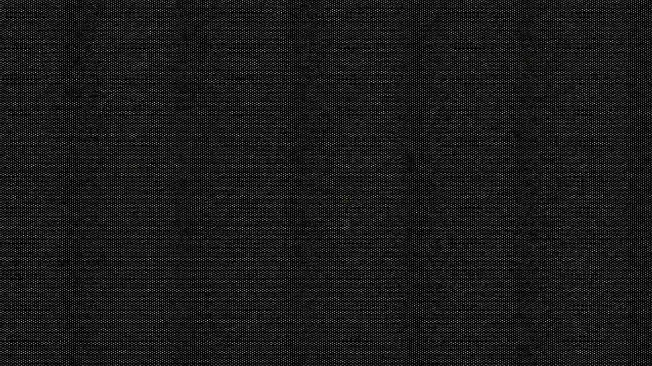 Detailní textura tmavé černé látky.