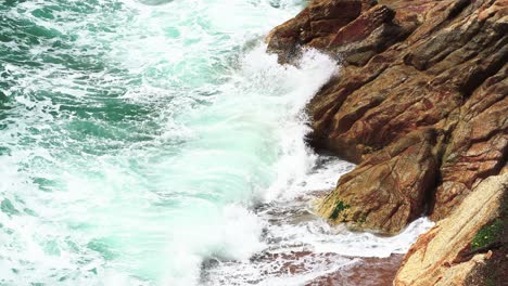 Olas-Rompiendo-Contra-Las-Rocas-Y-Produciendo-Espuma