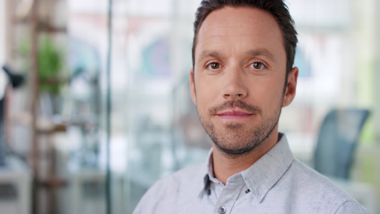retrato de un hombre de negocios sonriente
