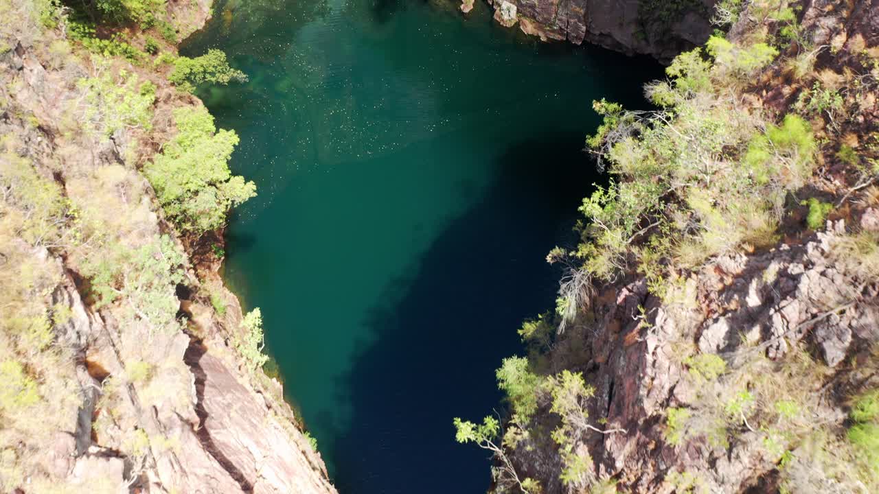 incline hacia arriba la vista aérea de las cataratas tolmer con aguas azules tranquilas en el parque nacional litchfield, nt - australia
