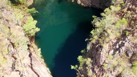 Neigen-Sie-Die-Luftaufnahme-Von-Tolmer-Falls-Mit-Ruhigem-Blauem-Wasser-Im-Litchfield-National-Park,-NT---Australien