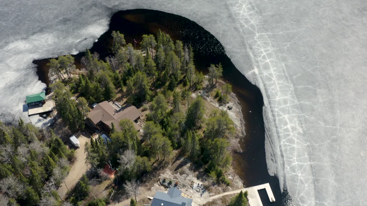 fotografía cenital en movimiento rápido de cabañas en primavera