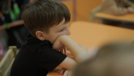 lección de preparación preescolar en el centro de aprendizaje