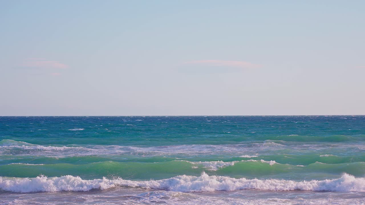바람이 부는 날에 슬로우 모션으로 파도