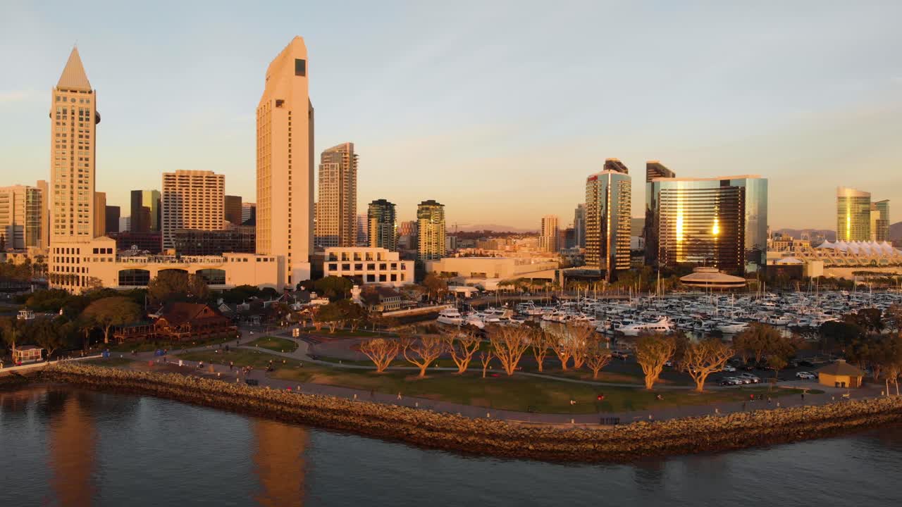 엠바카데로 공공 공원 공중 위로 샌디에이고 시내 스카이라인