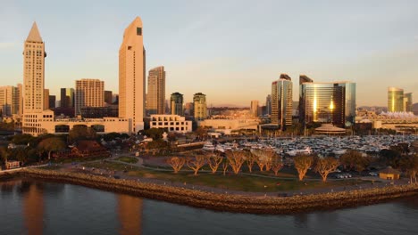 Skyline-Der-Innenstadt-Von-San-Diego-über-Dem-Embarcadero-Public-Park.-Antenne