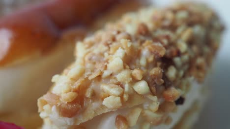 primer plano de las bolitas de crema cubiertas de almendras
