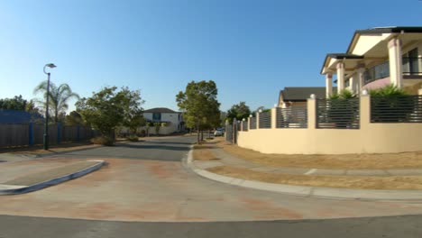 punto de vista de conducción hacia la izquierda pov de tranquila calle de la ciudad suburbana australiana - ideal para el interior de la escena del coche reemplazo de pantalla verde
