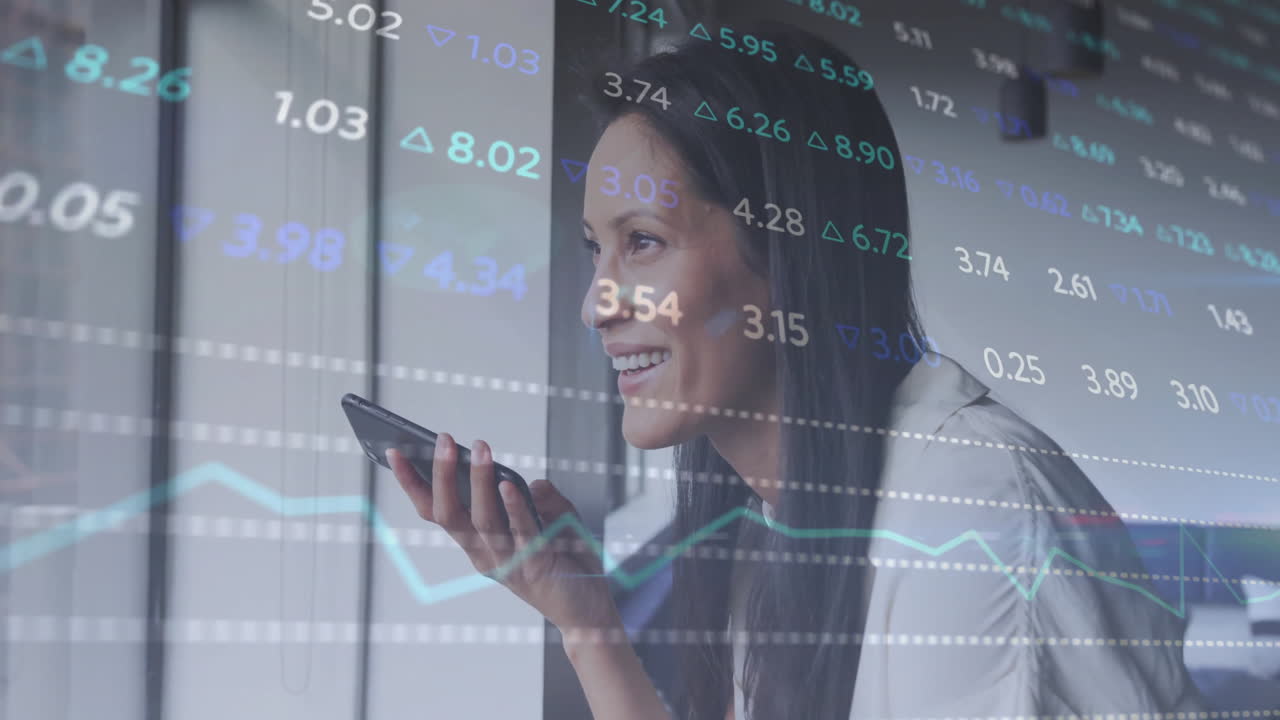 animazione di diagrammi e elaborazione di dati su donna d'affari biraciale che parla sullo smartphone