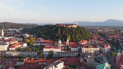 puesta de sol sobre el castillo de ljubljana en eslovenia mientras se encuentra por encima de la ciudad