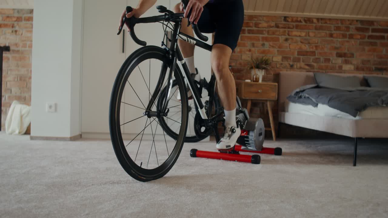 ejercicios de ciclismo en interiores en el hogar