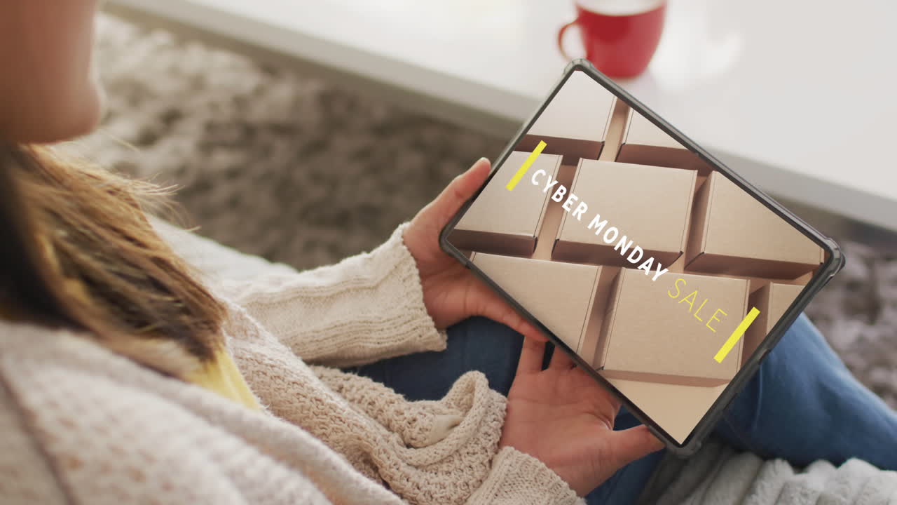 mujer caucásica usando tableta en casa para compras en línea, texto de cyber monday, cámara lenta