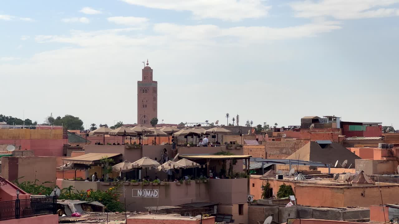 vista aérea del horizonte de marrakech con el minarete de la mezquita koutoubia en marruecos