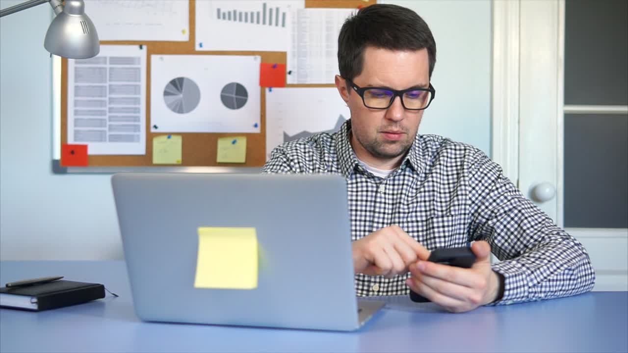 hombre de negocios trabajando en un escritorio